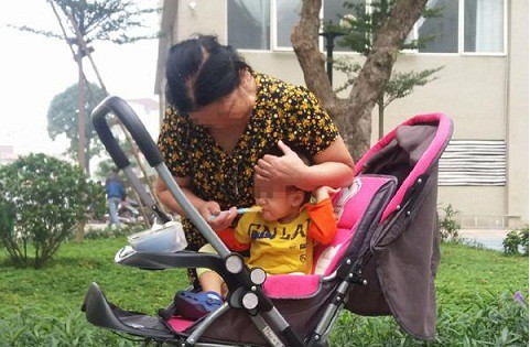 Bưng bát chạy theo cháu, ăn rong
