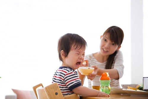 Mẹ quát, năn nỉ để con ngồi yên ăn